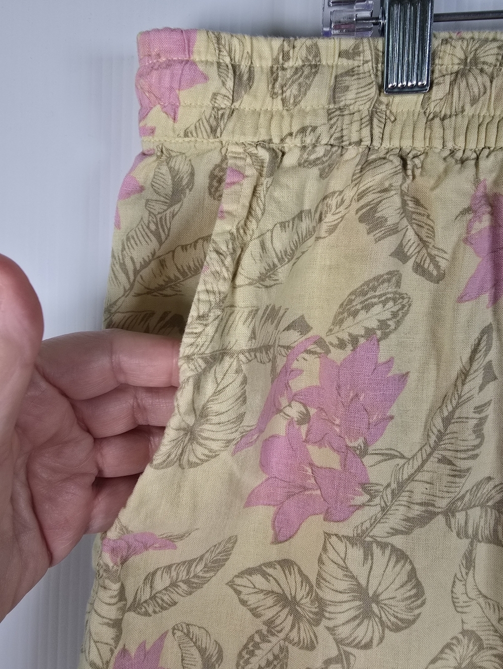Margaritaville Women's No Passport Required Beach Linen Shorts Yellow/Pink XL - Picture 4 of 11
